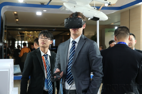 参会人员在体验无人机VR技术。.jpg 参会人员在体验无人机VR技术。.jpg