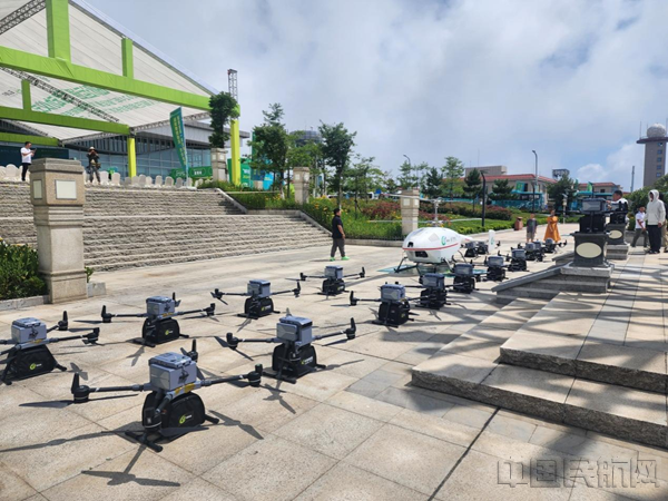 大山深处农产品乘上无人机 联合飞机搭载巫山脆李飞入千万家