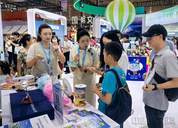 甘肃民航“航文旅”产品吸引众多观众兴趣和围观咨询1