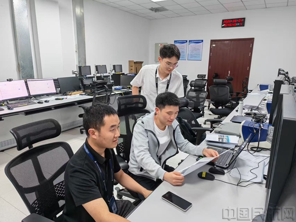 通信保障室机务员正在对空管自动化系统参数进行调整2