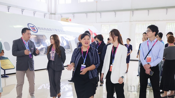 2.与会嘉宾参观学院实训中心