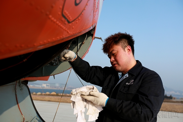 3.机械隋昊天检查滑油.jpg 3.机械隋昊天检查滑油.jpg
