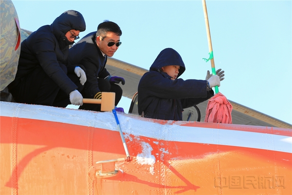 4.机组人员在机外进行除冰.jpg 4.机组人员在机外进行除冰.jpg