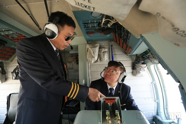 10.空中机械员在做飞行准备.jpg 10.空中机械员在做飞行准备.jpg
