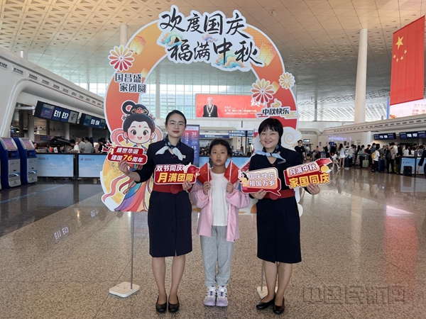 NEO国庆节当天,东航武汉公司地服部在值机柜台、登机口开展互动活动-东航供图