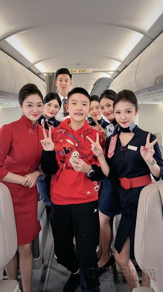 “青岛-广州”航班上的新春活动-东航供图_副本