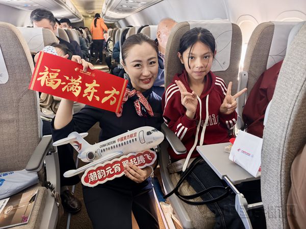 元宵佳节气息与国产民机元素交织的主题航班-东航供图_副本