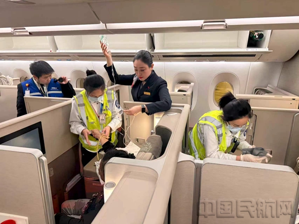东航乘务员及时应对旅客突发的紧急状况-东航供图4