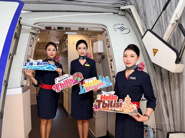 NEO东航空乘迎接首航旅客登机-东航供图