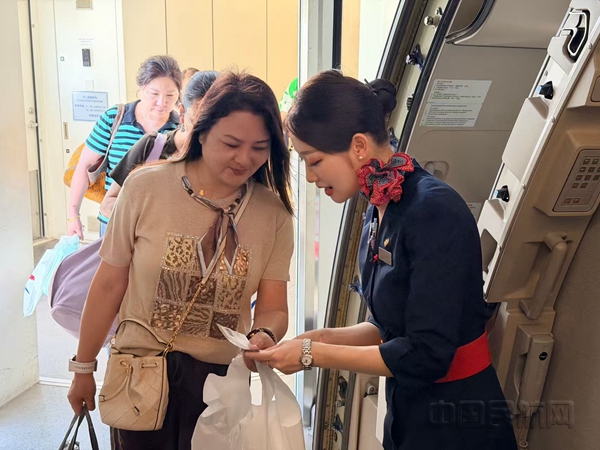 NEO东航空乘迎接首航旅客登机-2-东航供图