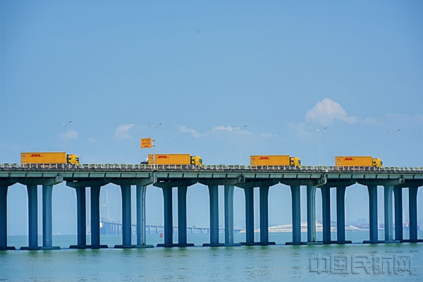 新闻图片:DHL快递货车行驶在广深沿江高速上11